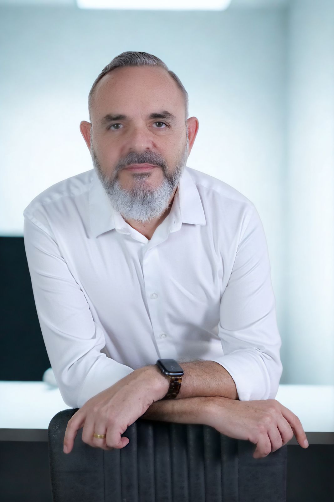 Boris Shapiro speaking to a group in a boardroom